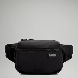 Lululemon black clean lines 2L unisex belt bag